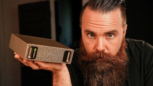 Một si&ecirc;u m&aacute;y t&iacute;nh AI NVIDIA DGX Spark nhỏ gọn được thiết kế để sử dụng tr&ecirc;n b&agrave;n l&agrave;m việc