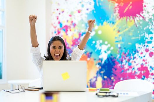 Cô gái châu Á xinh đẹp đang ăn mừng