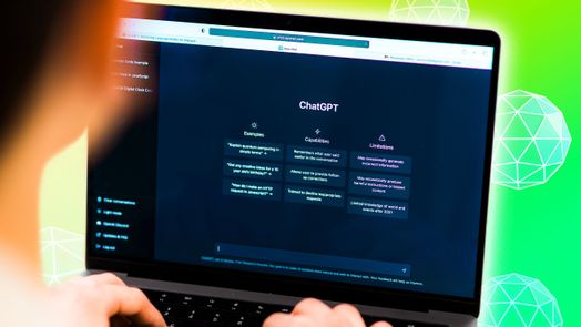 Người đang sử dụng ChatGPT tr&ecirc;n m&aacute;y t&iacute;nh x&aacute;ch tay, hiển thị v&iacute; dụ, khả năng v&agrave; hạn chế tr&ecirc;n m&agrave;n h&igrave;nh.