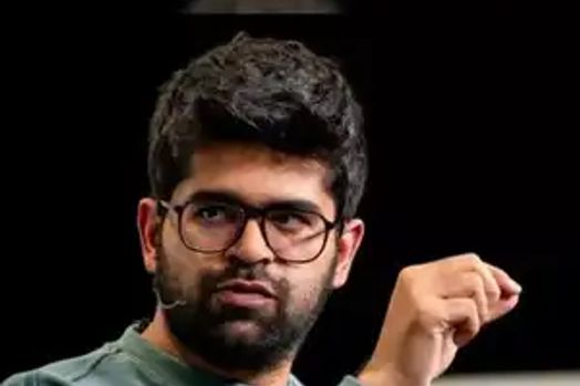 CEO Perplexity Aravind Srinivas nói AI sẽ tự động hóa hoàn toàn hai công việc văn phòng chỉ với một câu lệnh