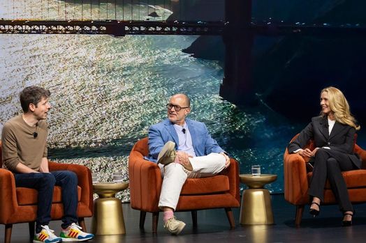 Các lãnh đạo OpenAI Sam Altman và Jony Ive có nguyên mẫu thiết bị AI không màn hình