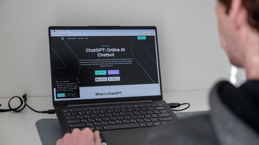 Một người đ&agrave;n &ocirc;ng đang xem trang chủ của ChatGPT