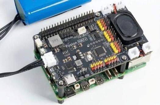 SunFounder Fusion HAT+ được gắn trên Raspberry Pi 5, hiển thị các chân cắm động cơ, cổng servo và đầu nối pin.