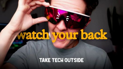 [ALT 53] Hình ảnh minh họa các lo ngại về quyền riêng tư với tính năng ghi hình kín đáo trên Meta Oakley Vanguard