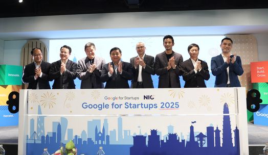 C&oacute; thể l&agrave; h&igrave;nh ảnh về 8 người v&agrave; văn bản cho biết 'Innovate. ate. Iterate. Start. Build. Grow. GoogleforStartups Google for forStartups NIC Google for Startups 2025 HCi በነ Goo'
