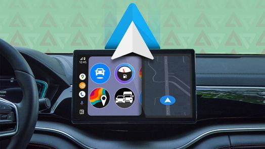 M&agrave;n h&igrave;nh bảng điều khiển &ocirc; t&ocirc; hiển thị giao diện Android Auto với nhiều biểu tượng ứng dụng v&agrave; bản đồ điều hướng, được phủ l&ecirc;n bởi một logo Android Auto lớn.