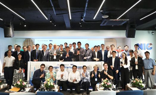 C&oacute; thể l&agrave; h&igrave;nh ảnh về 4 người, c&aacute;i bục v&agrave; văn bản