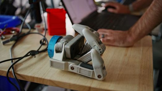 Một bộ kẹp robot với ng&oacute;n c&aacute;i đối xứng được thiết kế cho c&aacute;c nhiệm vụ ch&iacute;nh x&aacute;c