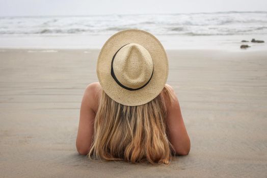 5 Prompt ChatGPT để giao việc cho AI và tận hưởng bãi biển