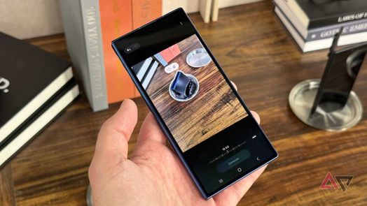 Samsung Galaxy Z Fold 7 gập lại, hiển thị m&agrave;n h&igrave;nh ngo&agrave;i đang chỉnh sửa ảnh