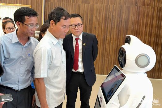 Robot AI tiếp dân tại UBND: kết quả thực tế sau 6 tháng ở Đồng Nai và Ninh Bình