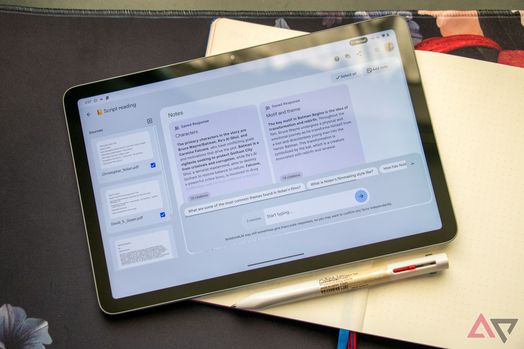 Một máy tính bảng đang mở trang web NotebookLM đặt trên bàn với một cuốn sổ tay vật lý bên dưới