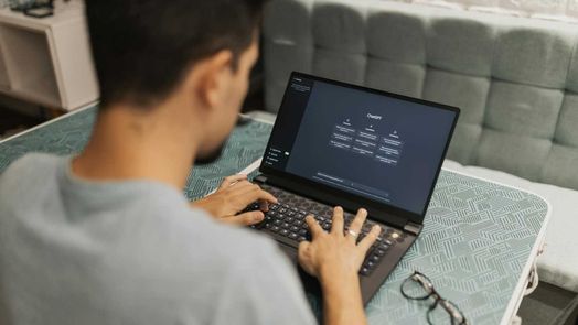 Một người đang sử dụng ChatGPT tr&ecirc;n m&aacute;y t&iacute;nh x&aacute;ch tay