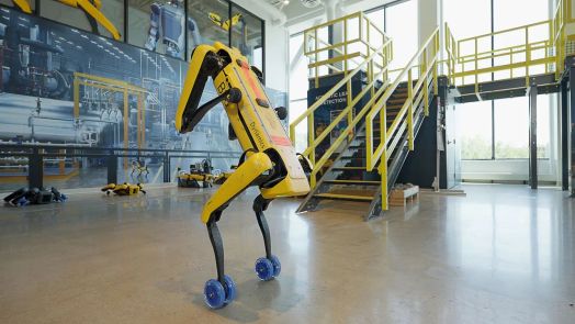 Robot Spot của Boston Dynamics đang thực hiện nhiệm vụ kiểm tra c&ocirc;ng nghiệp
