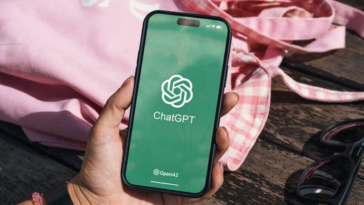 Giữ điện thoại c&oacute; logo ChatGPT
