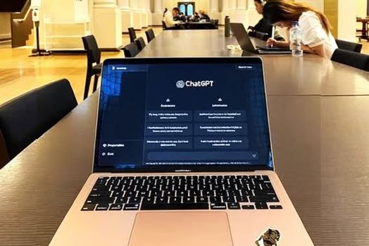 Tôi đã biến ChatGPT thành cỗ máy sản phẩm số! Đây là 8 Prompt giúp biến thiết kế đơn giản thành sản phẩm hái ra tiền!