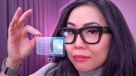 Cận cảnh kính Meta Ray-Ban display cho thấy màn hình đơn sắc ở tròng kính bên phải