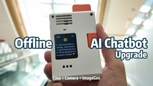 Raspberry Pi 5 đặt trong vỏ in 3D tùy chỉnh, chạy chatbot riêng tư với các mô hình cục bộ được bật.