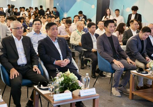 C&oacute; thể l&agrave; h&igrave;nh ảnh về 6 người v&agrave; văn bản cho biết '6 Phạm PhamDoiDương Đại Dương -NguyễnCh/D&uuml;ng Nguyễn D&ugrave;ng'