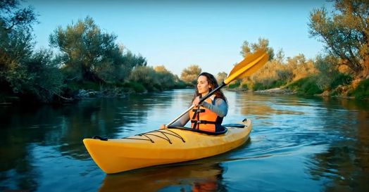 Hình ảnh người phụ nữ chèo thuyền kayak trên sông được tạo bởi AI